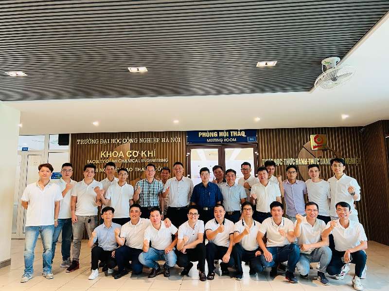 Niềm vui của cựu sinh viên lớp Cơ khí 4-K4 về thăm lại trường