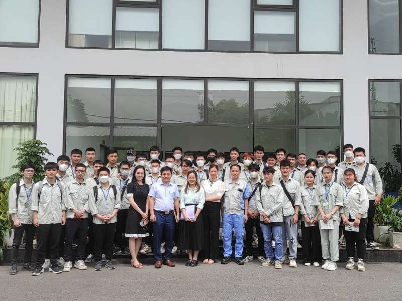 Khoa Cơ khí tổ chức tham quan thực tế cho sinh viên lớp khuôn mẫu K15 tại Công ty cổ phần Việt Chuẩn.