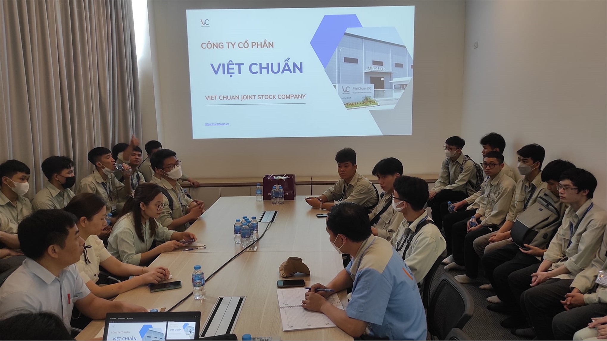Khoa Cơ khí tổ chức tham quan thực tế cho sinh viên lớp khuôn mẫu K15 tại Công ty cổ phần Việt Chuẩn.