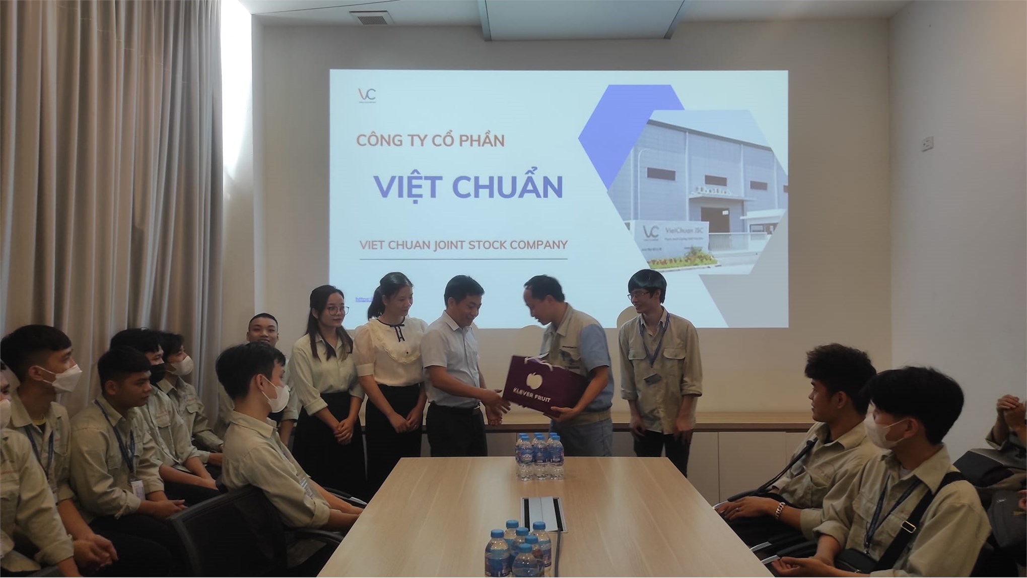 Khoa Cơ khí tổ chức tham quan thực tế cho sinh viên lớp khuôn mẫu K15 tại Công ty cổ phần Việt Chuẩn.