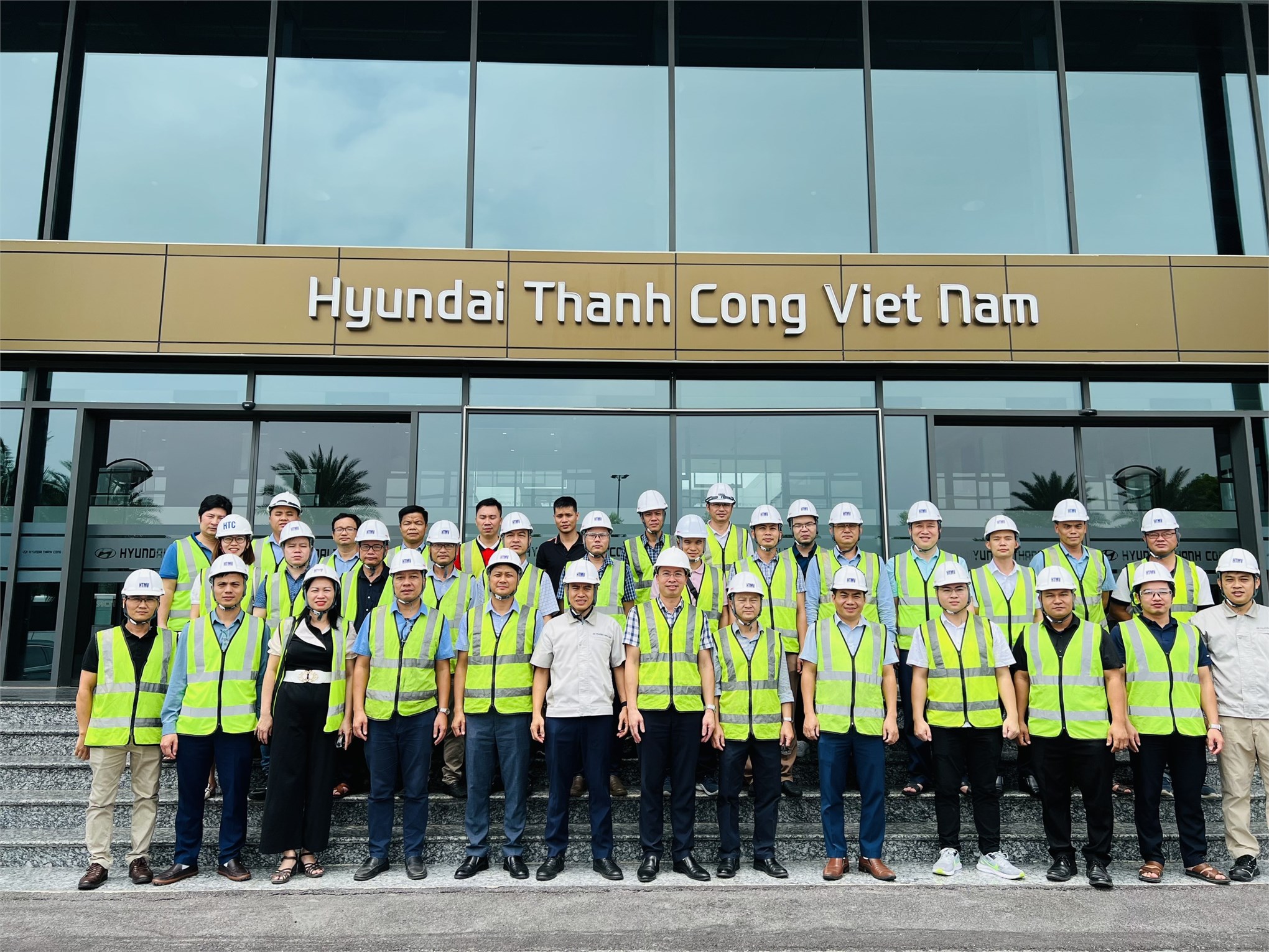 Ấn tượng chương trình thăm quan, làm việc tại nhà máy Hyundai Thành Công của cán bộ viên chức trường SMAE