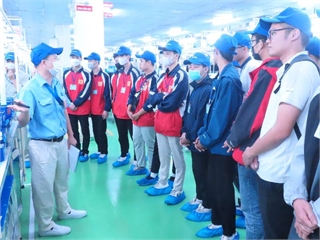 Gần 100 sinh viên Trường Cơ khí – Ô tô, Trung tâm Việt Nhật tham quan, trải nghiệm tại Công ty TNHH Công nghiệp Brother Việt Nam.