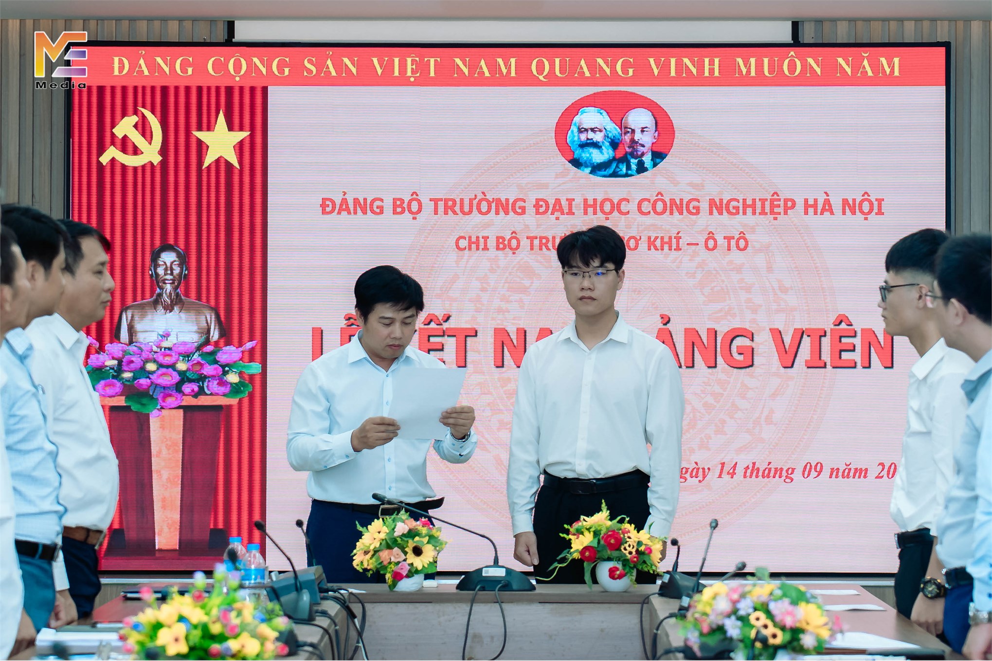 Chi bộ Trường Cơ khí - Ô tô tổ chức kết nạp đảng viên mới T09/2023