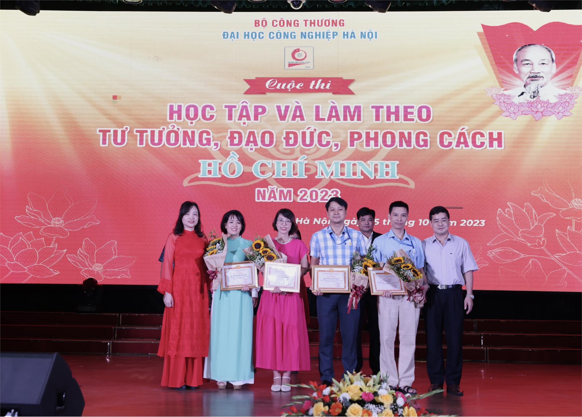 Liên Chi bộ Trường Cơ khí Ô tô, Phòng Tổ chức Hành chính, Trung tâm Truyền thông và Quan hệ công chúng đạt giải Nhì toàn đoàn và giải Tiểu phẩm sân khấu xuất sắc nhất cuộc thi Học tập và làm theo tư tưởng, đạo đức, phong cách Hồ Chí Minh