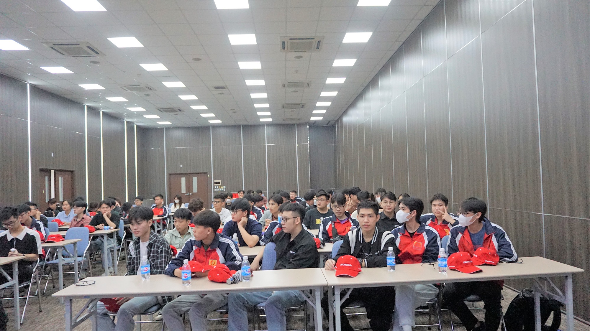 Sinh viên SMAE hào hứng tham quan, trải nghiệm tại công ty Honda Việt Nam và công ty LG Display Hải Phòng