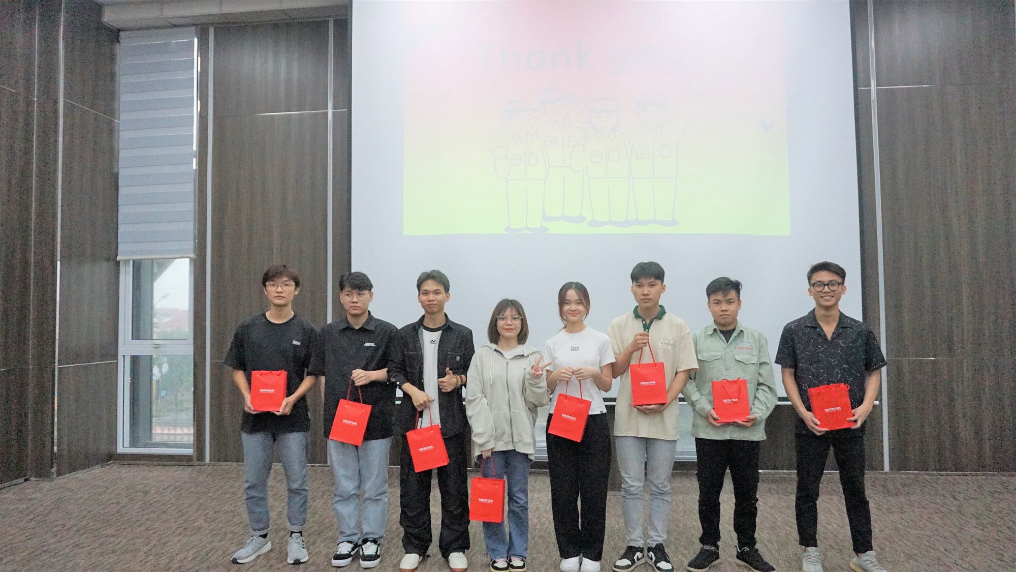 Sinh viên SMAE hào hứng tham quan, trải nghiệm tại công ty Honda Việt Nam và công ty LG Display Hải Phòng