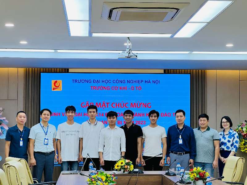Trường Cơ khí – Ô tô gặp mặt 05 sinh viên đại học K14 hoàn thành khóa đào tạo sĩ quan dự bị năm 2023