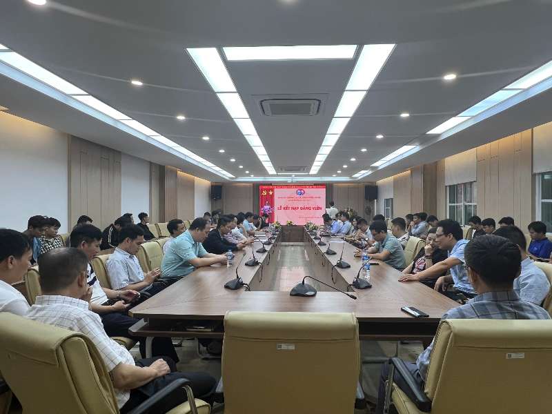 Chi bộ Trường Cơ khí - Ô tô tổ chức kết nạp đảng viên mới T11/2023