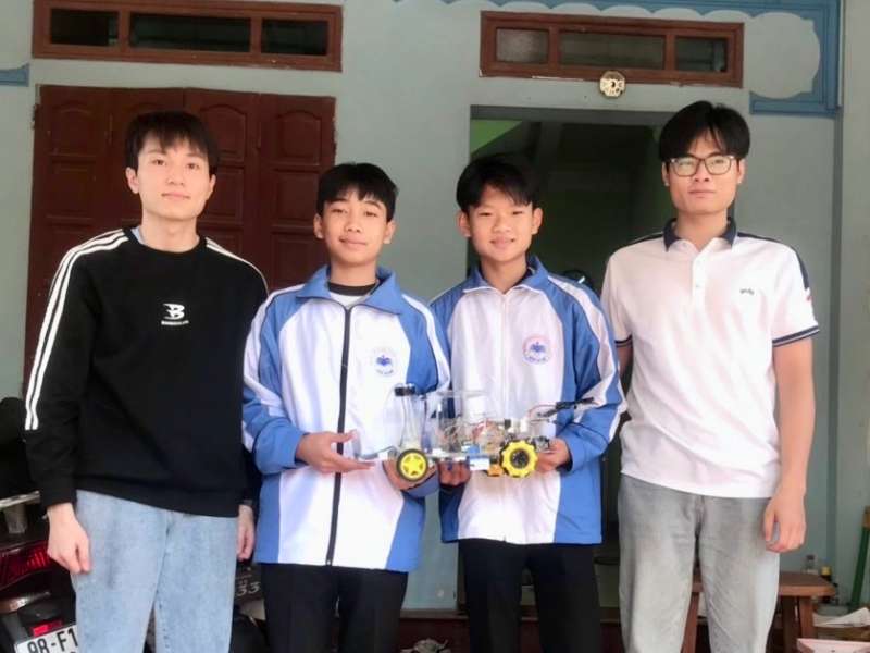 Nhóm sinh viên đạt giải nhất "Ngày hội kỹ thuật 2023 Trường Cơ khí - Ô tô" hướng dẫn và hỗ trợ học sinh trường THCS Tam Dị- Lục Nam- Bắc Giang “Nghiên cứu, lắp ráp mô hình xe cứu hỏa tự hành”