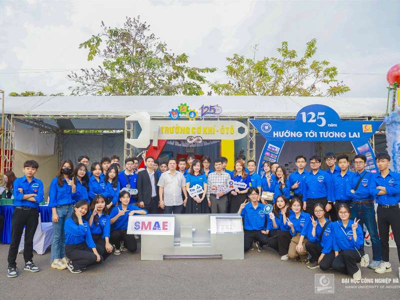 "Cơn mưa" giải thưởng cho Trường Cơ khí - Ô tô trong Ngày hội kết nối sinh viên "HaUI CONNECTION 2023"