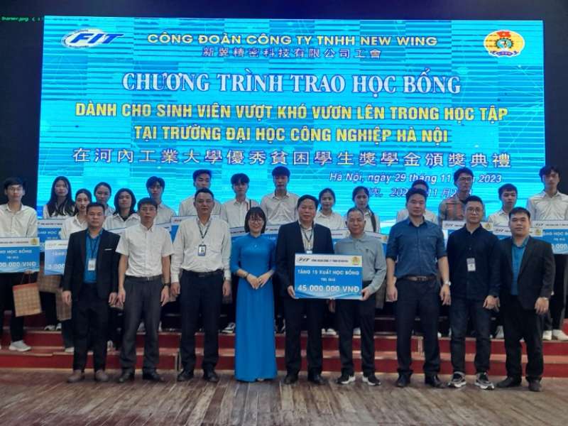 04 sinh viên Trường Cơ khí – Ô tô nhận học bổng công ty TNHH New Wing Interconnect Technology Việt Nam