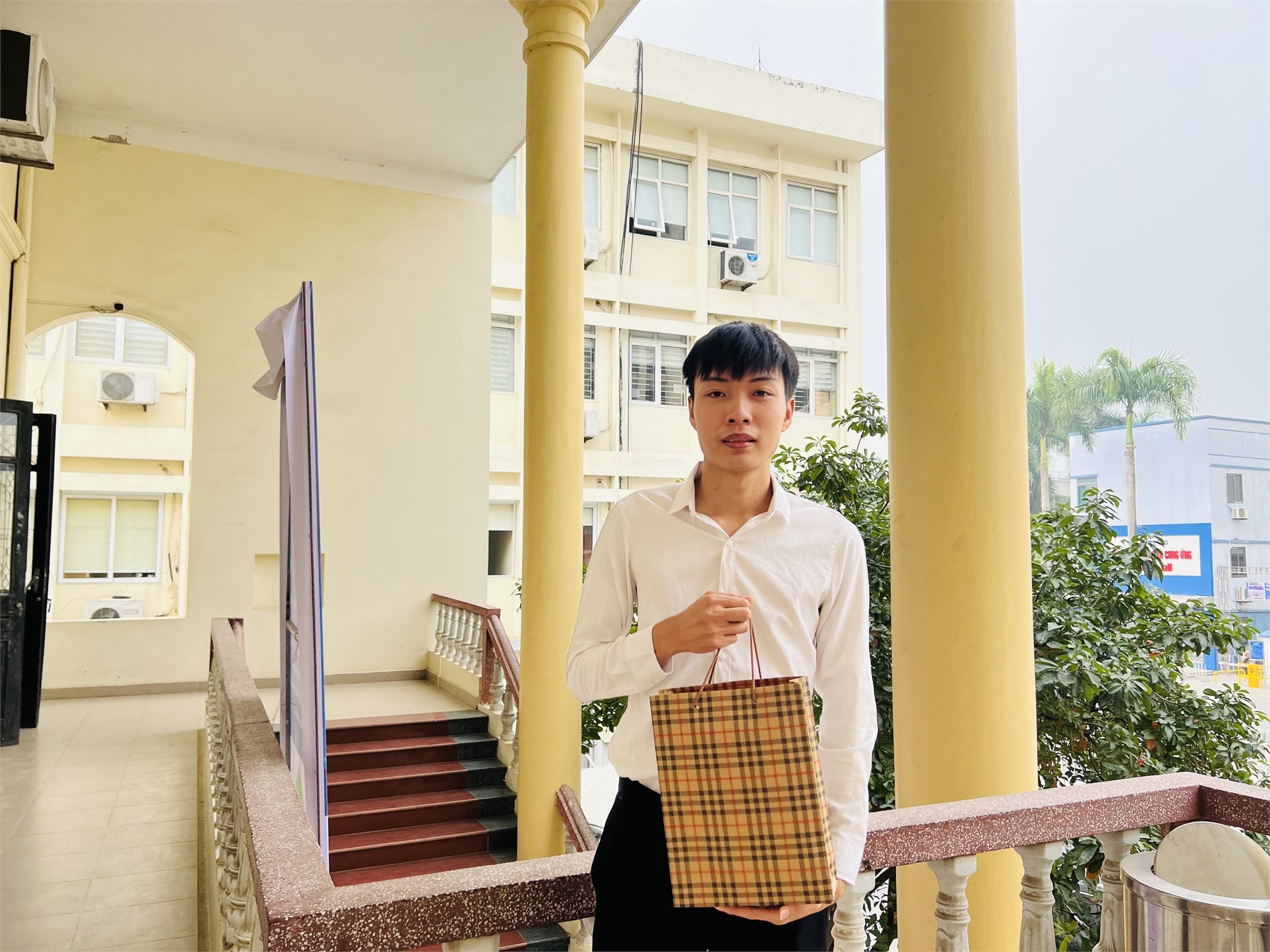 04 sinh viên Trường Cơ khí – Ô tô nhận học bổng công ty TNHH New Wing Interconnect Technology Việt Nam