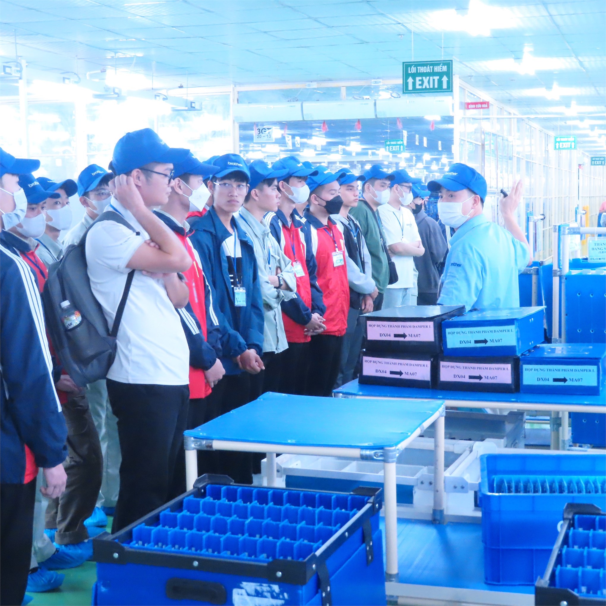 Hơn 100 sinh viên Trường Cơ khí – Ô tô, Trung tâm Việt Nhật tham quan, trải nghiệm tại Công ty TNHH Công nghiệp Brother Việt Nam.
