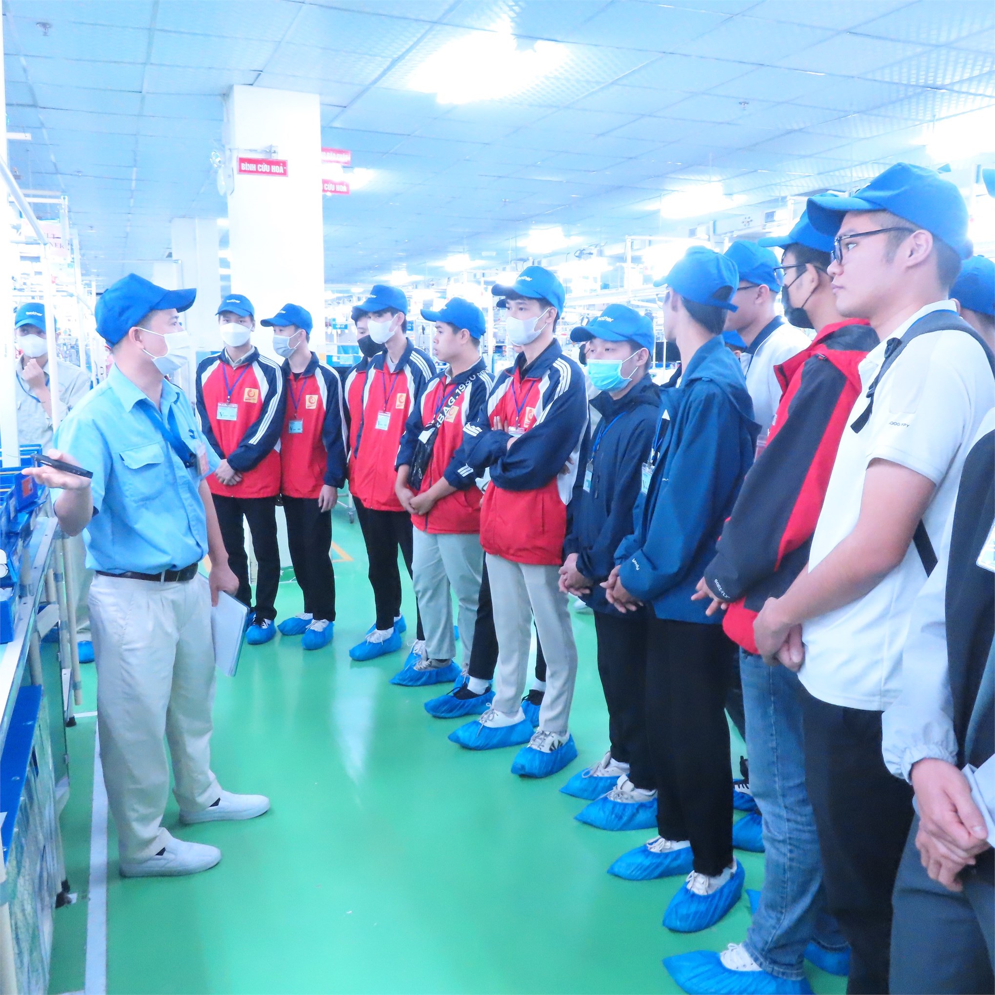 Hơn 100 sinh viên Trường Cơ khí – Ô tô, Trung tâm Việt Nhật tham quan, trải nghiệm tại Công ty TNHH Công nghiệp Brother Việt Nam.