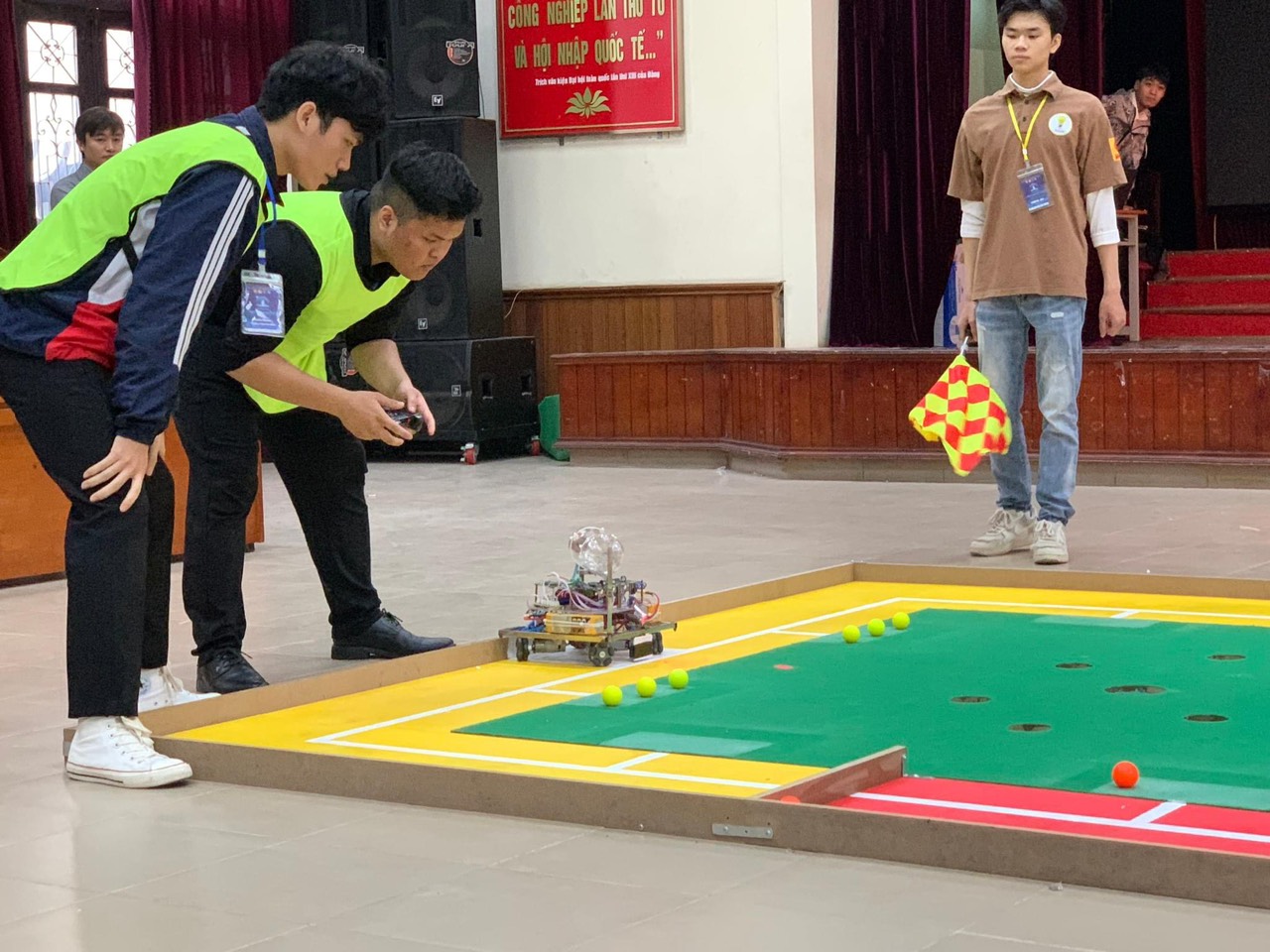 Đội DCN-SMAE giành chức vô địch cuộc thi `Robot đánh golf 2023`