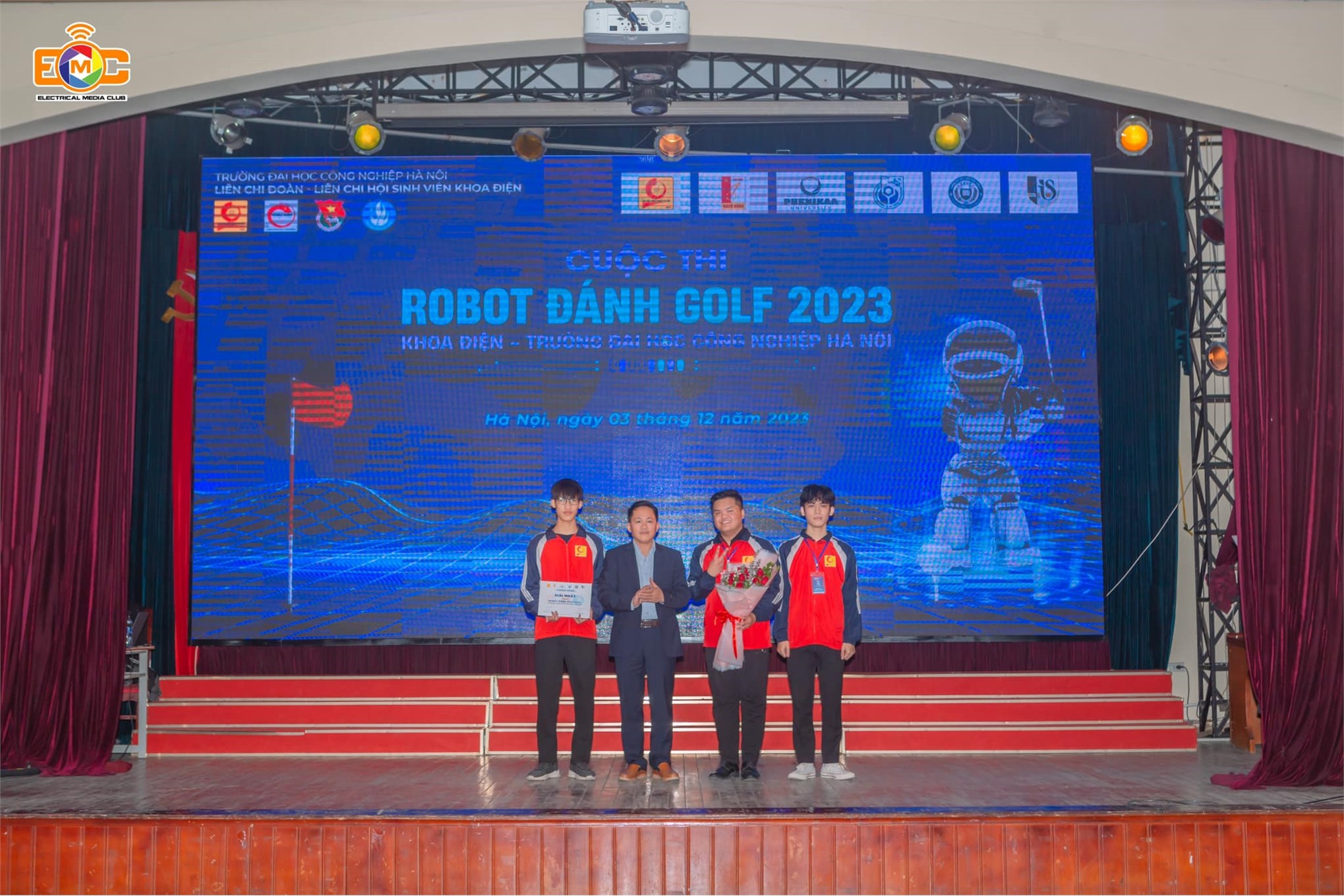 Đội DCN-SMAE giành chức vô địch cuộc thi `Robot đánh golf 2023`