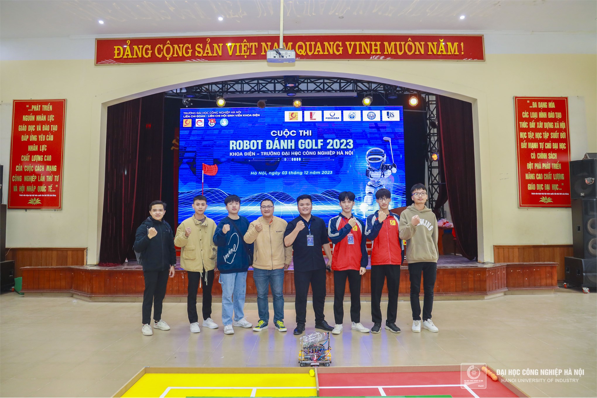 Đội DCN-SMAE giành chức vô địch cuộc thi `Robot đánh golf 2023`