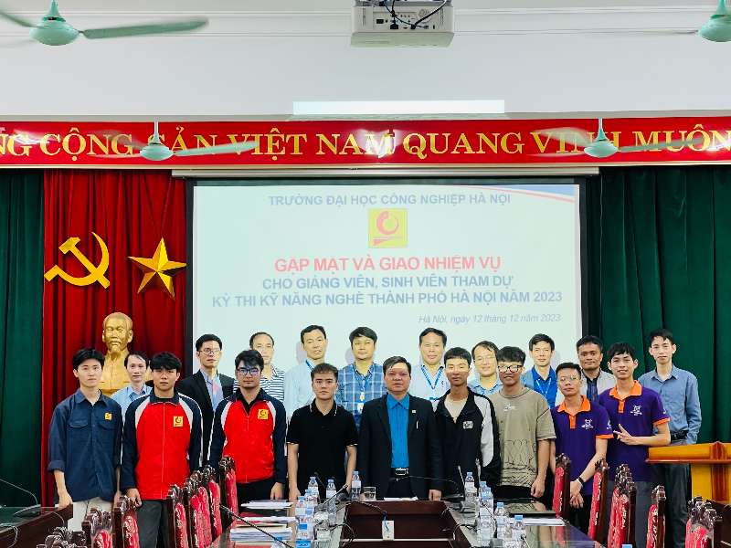 06 sinh viên Trường Cơ khí – Ô tô đại diện tham dự kỳ thi tay nghề Thành phố Hà Nội