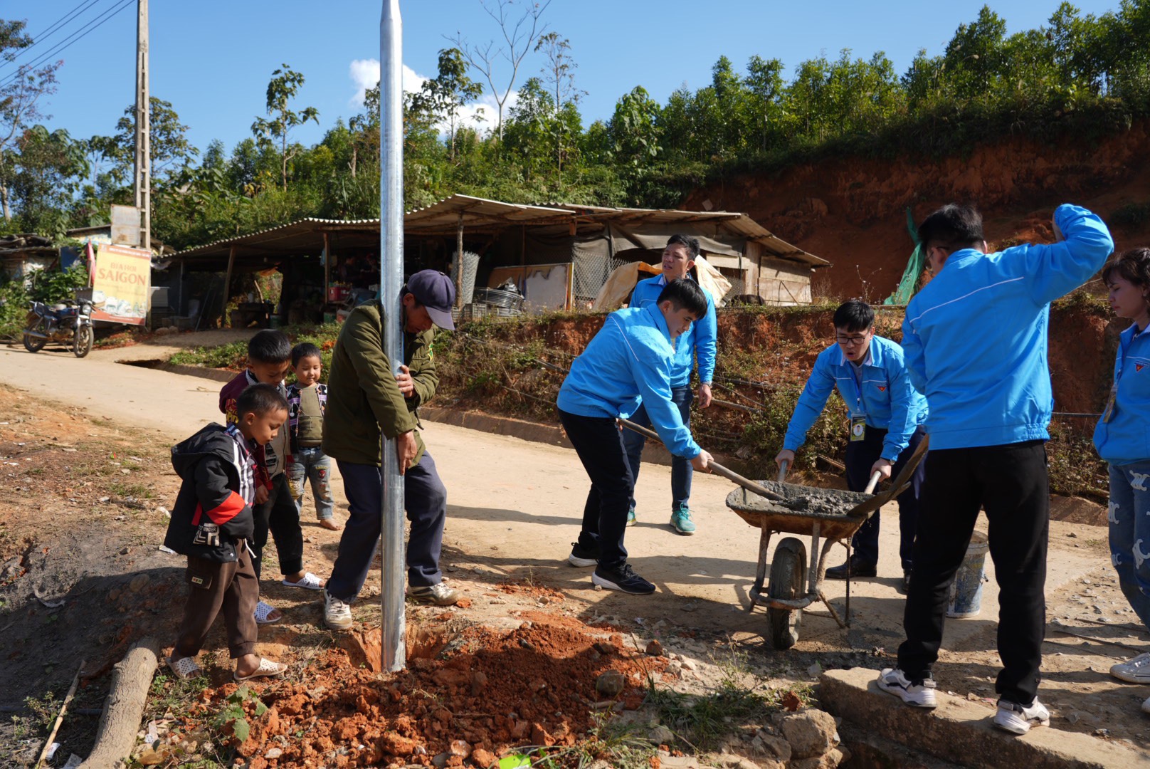 Tuổi trẻ Trường Cơ khí – Ô tô tích cực tham gia hoạt động “Đông ấm vùng cao” năm 2024 tại Trạm Tấu – Yên Bái