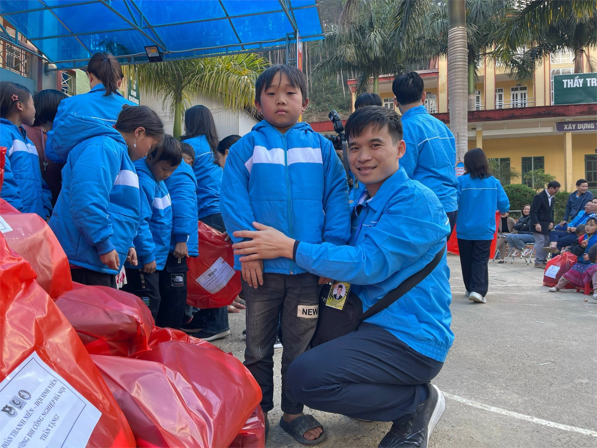 Tuổi trẻ Trường Cơ khí – Ô tô tích cực tham gia hoạt động “Đông ấm vùng cao” năm 2024 tại Trạm Tấu – Yên Bái