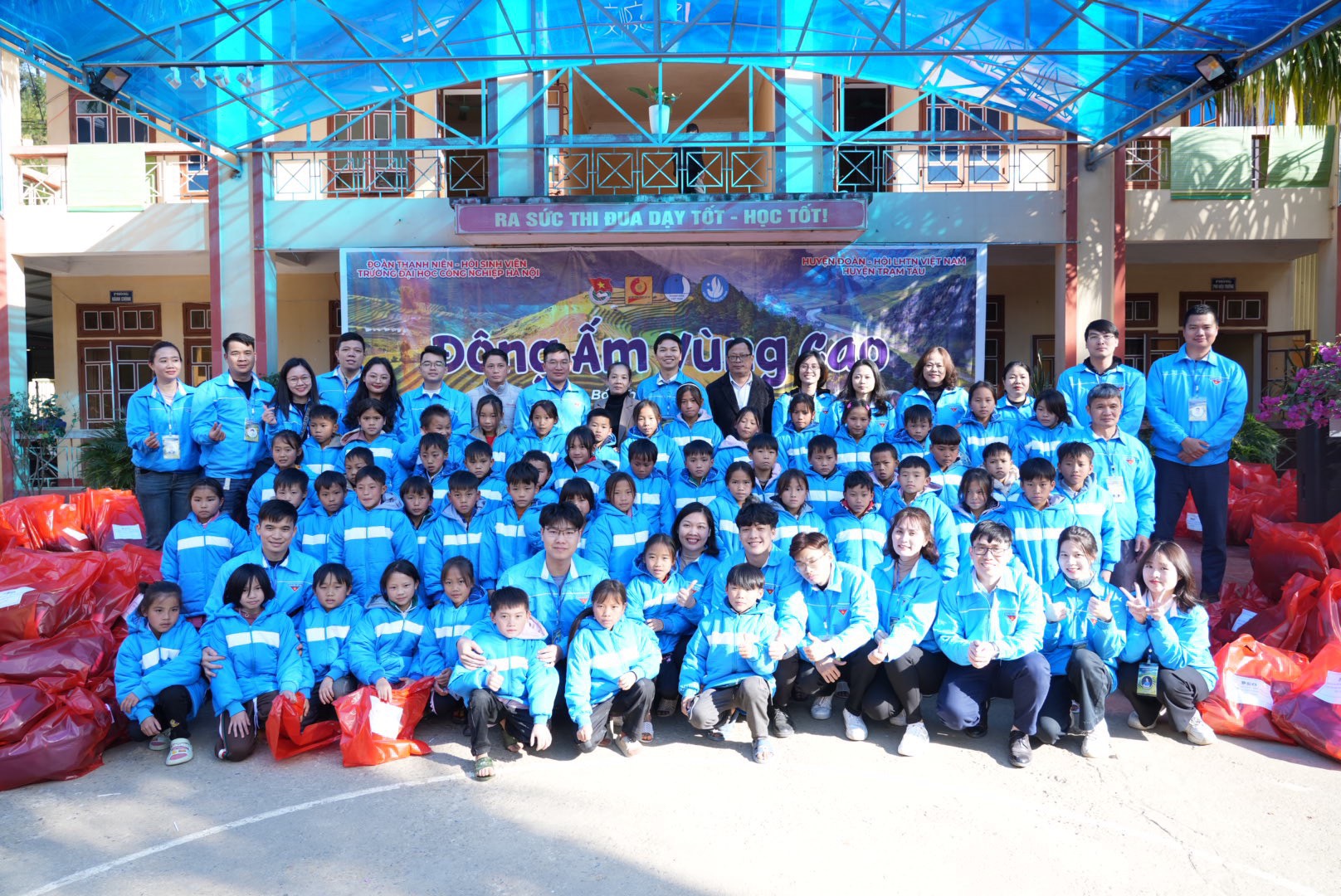 Tuổi trẻ Trường Cơ khí – Ô tô tích cực tham gia hoạt động “Đông ấm vùng cao” năm 2024 tại Trạm Tấu – Yên Bái