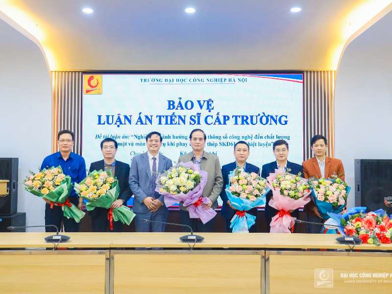 NCS Lê Thế Hưng bảo vệ thành công luận án tiến sĩ cấp Trường