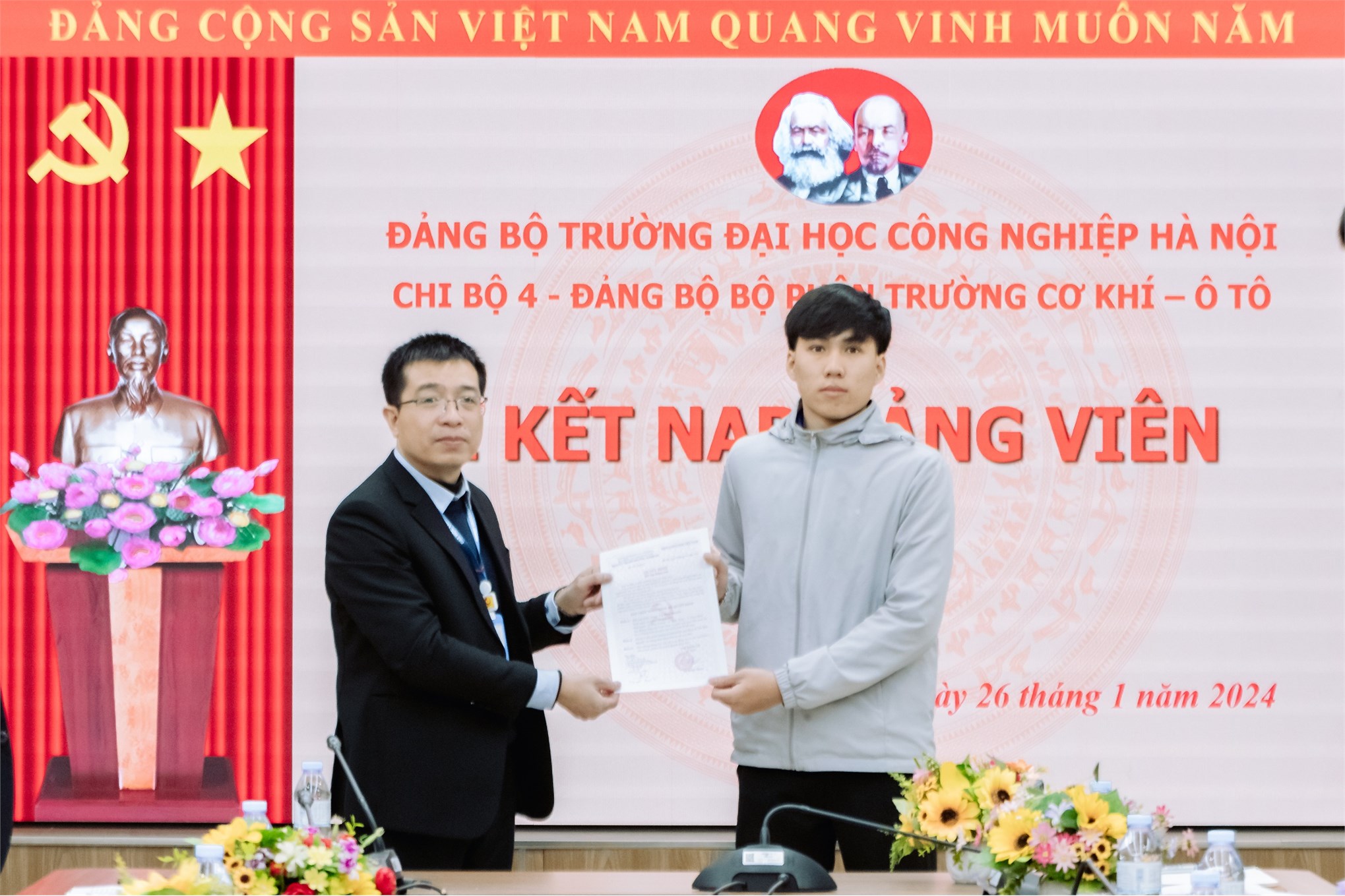 Chi bộ 4 – Đảng bộ Bộ phận Trường Cơ khí – Ô tô tổ chức kết nạp đảng viên mới T01/2024