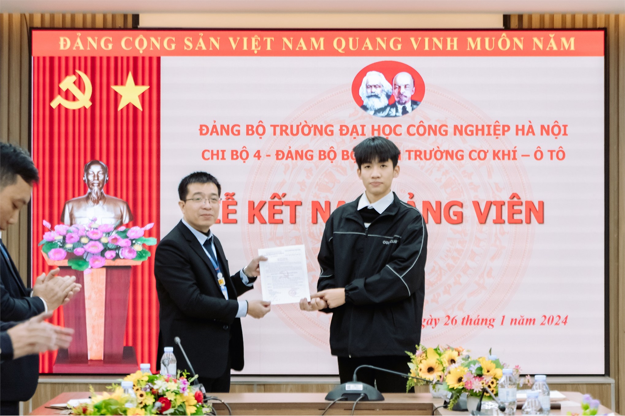 Chi bộ 4 – Đảng bộ Bộ phận Trường Cơ khí – Ô tô tổ chức kết nạp đảng viên mới T01/2024