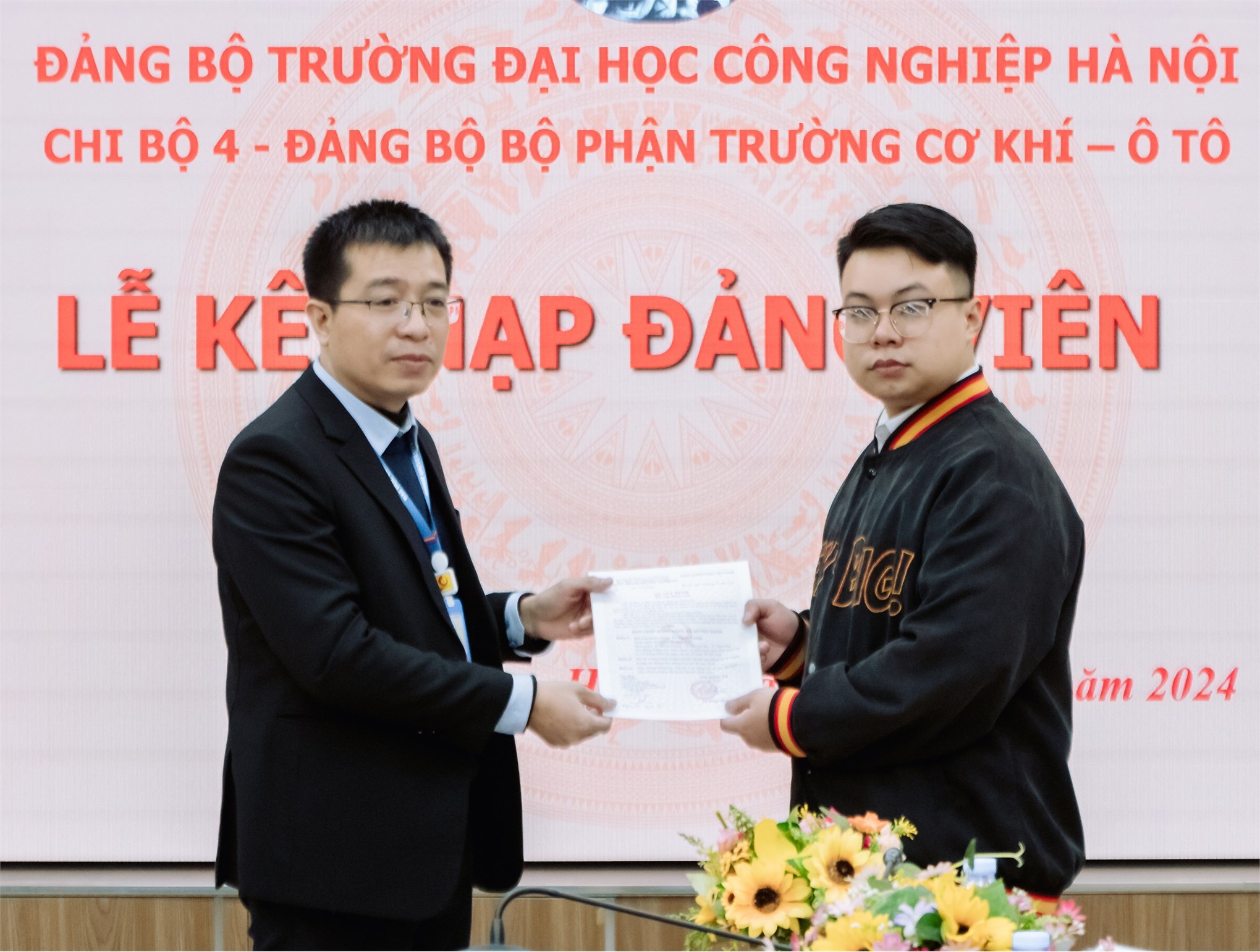 Chi bộ 4 – Đảng bộ Bộ phận Trường Cơ khí – Ô tô tổ chức kết nạp đảng viên mới T01/2024