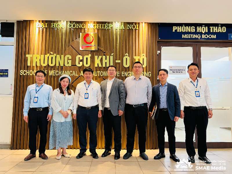 Trường Cơ khí - Ô tô tiếp đón và làm việc với công ty TNHH Công nghệ thông minh YOTOO Hong Kong về đào tạo kỹ năng, việc làm.