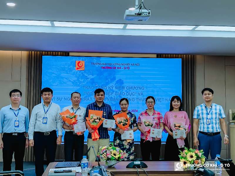 05 Giảng viên Trường Cơ khí – Ô tô vinh dự nhận kỷ niệm chương “Vì sự nghiệp giáo dục” và “Vì sự nghiệp phát triển ngành Công thương Việt Nam”