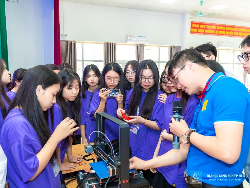 Trường Cơ khí - Ô tô, Đại học Công nghiệp Hà Nội ươm mầm tài năng khoa học công nghệ từ giáo dục STEM