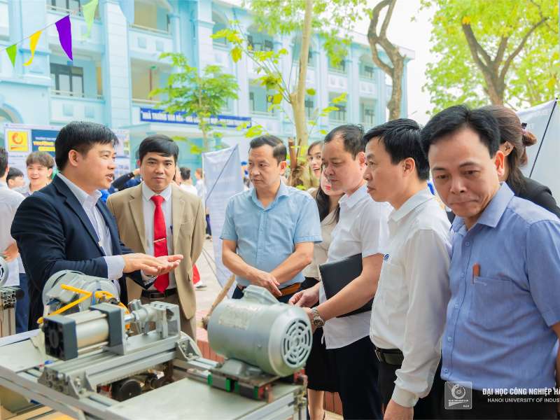 Trường Cơ khí – Ô tô, Đại học Công nghiệp Hà Nội góp phần nâng cao chất lượng giáo dục STEM