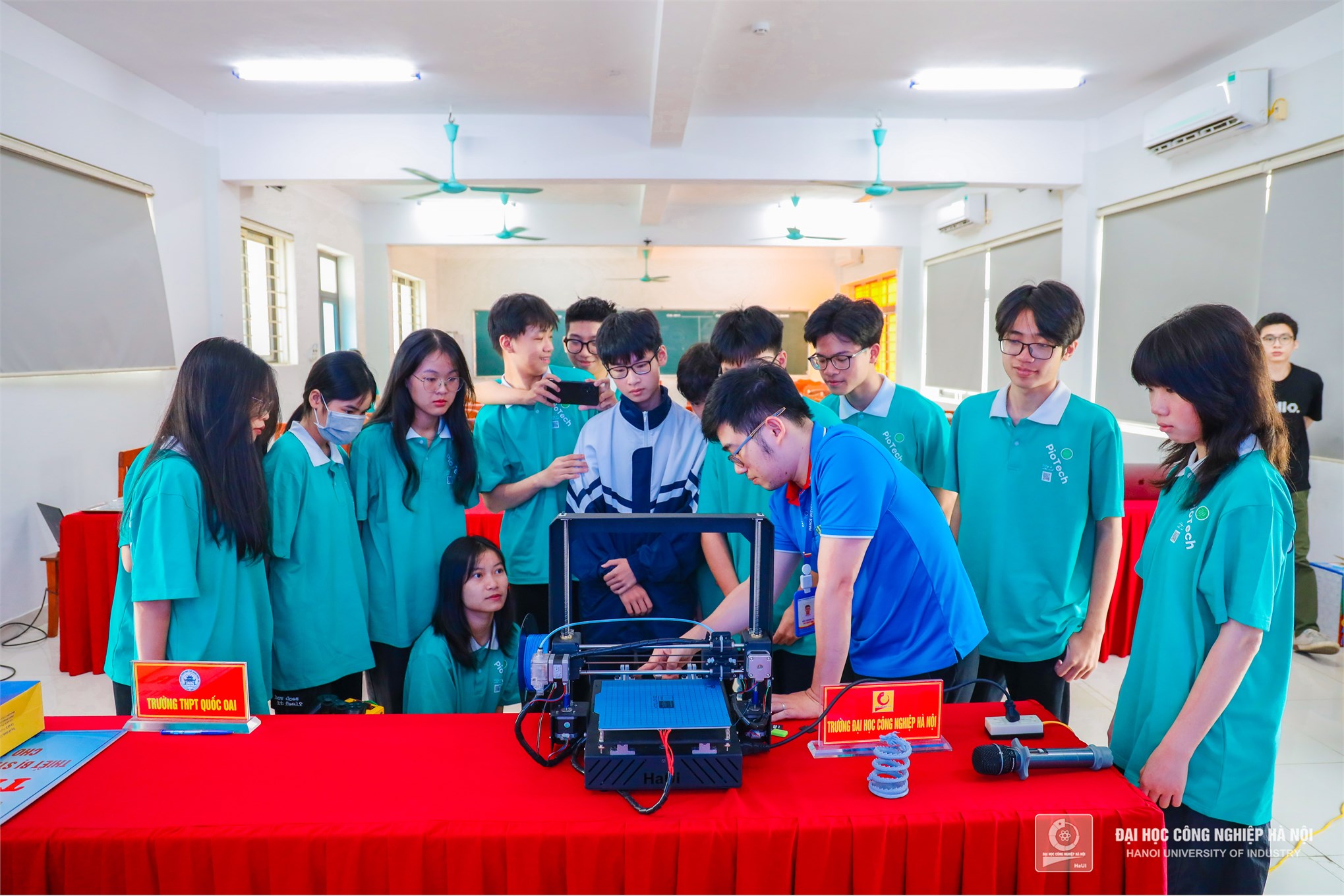 HaUI's School of Mechanical and Automotive Engineering Expands STEM Education Outreach to Quoc Oai High School Students