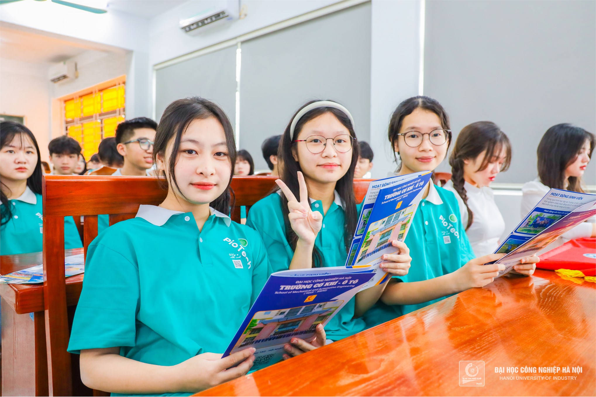 HaUI's School of Mechanical and Automotive Engineering Expands STEM Education Outreach to Quoc Oai High School Students