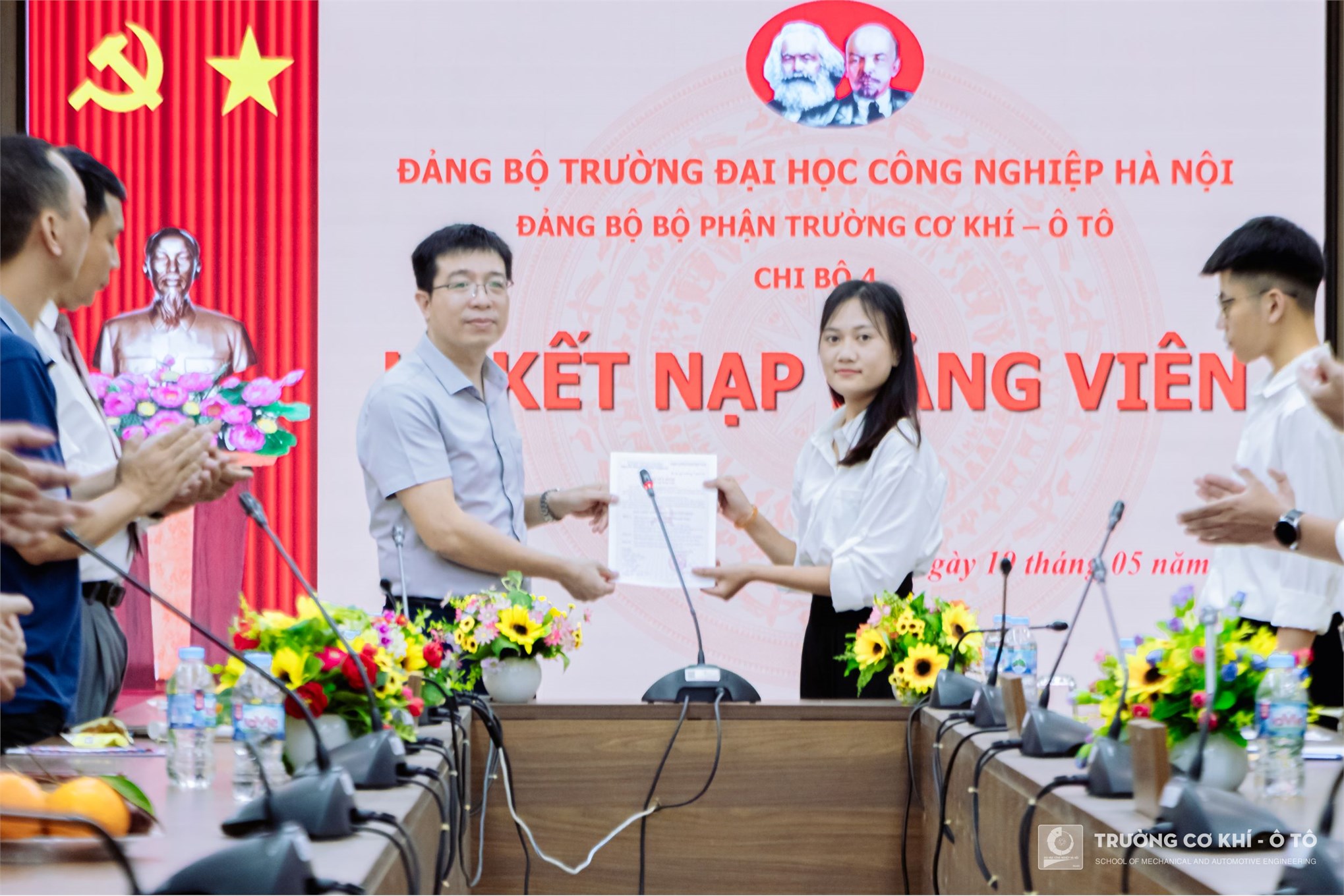 Chi bộ 4 – Đảng bộ Bộ phận Trường Cơ khí – Ô tô tổ chức kết nạp đảng viên mới