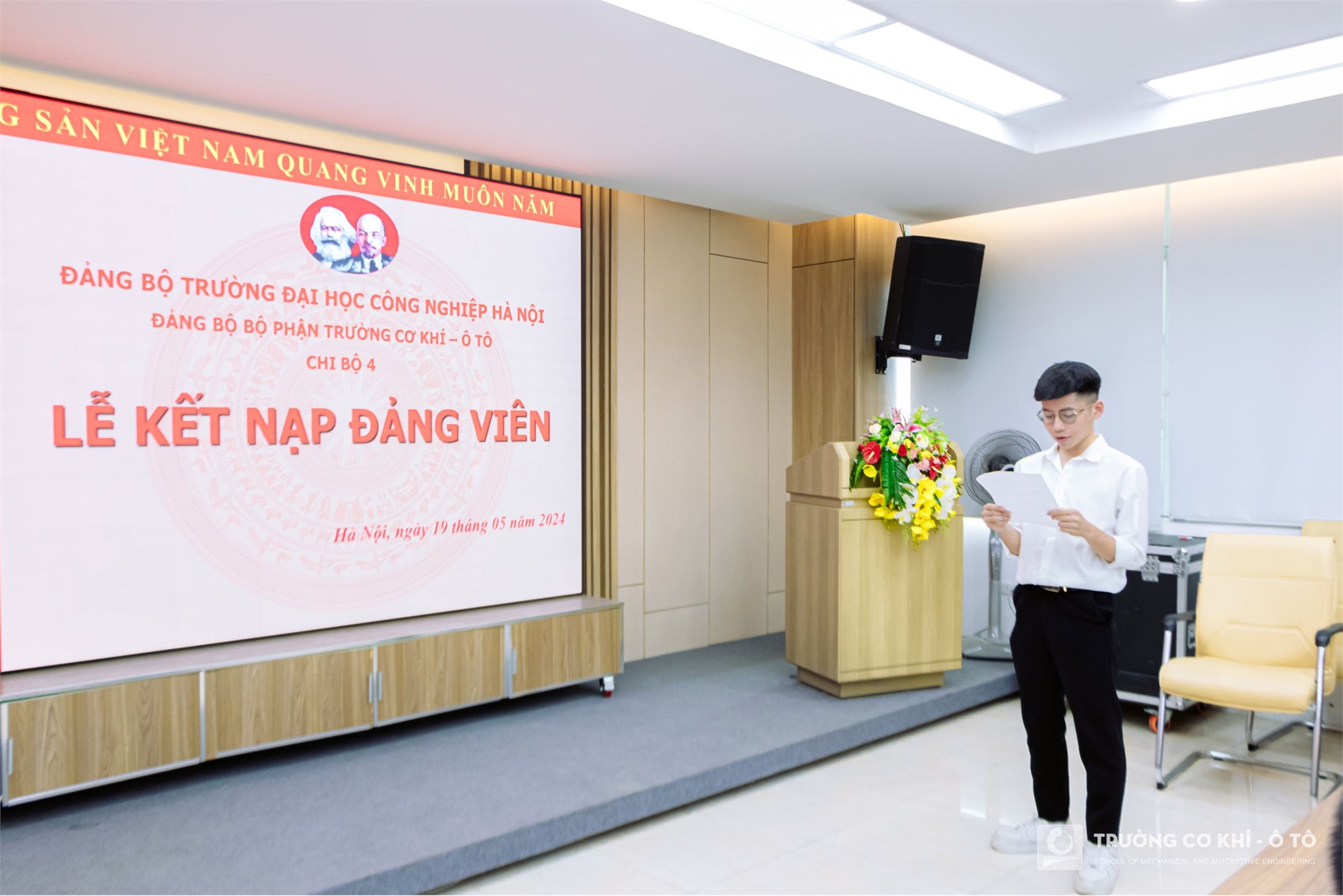 Chi bộ 4 – Đảng bộ Bộ phận Trường Cơ khí – Ô tô tổ chức kết nạp đảng viên mới