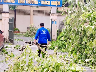 Đội thanh niên tình nguyện Trường Cơ khí – Ô tô tích cực hỗ trợ khắc phục hậu quả bão số 3 tại Đại học Công nghiệp Hà Nội