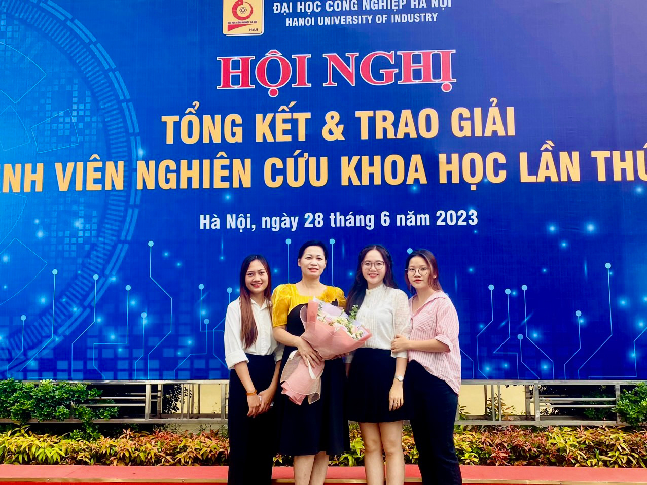 Nữ sinh tốt nghiệp bằng Giỏi ngành kỹ thuật hệ thống công nghiệp, Trường Cơ khí – Ô tô