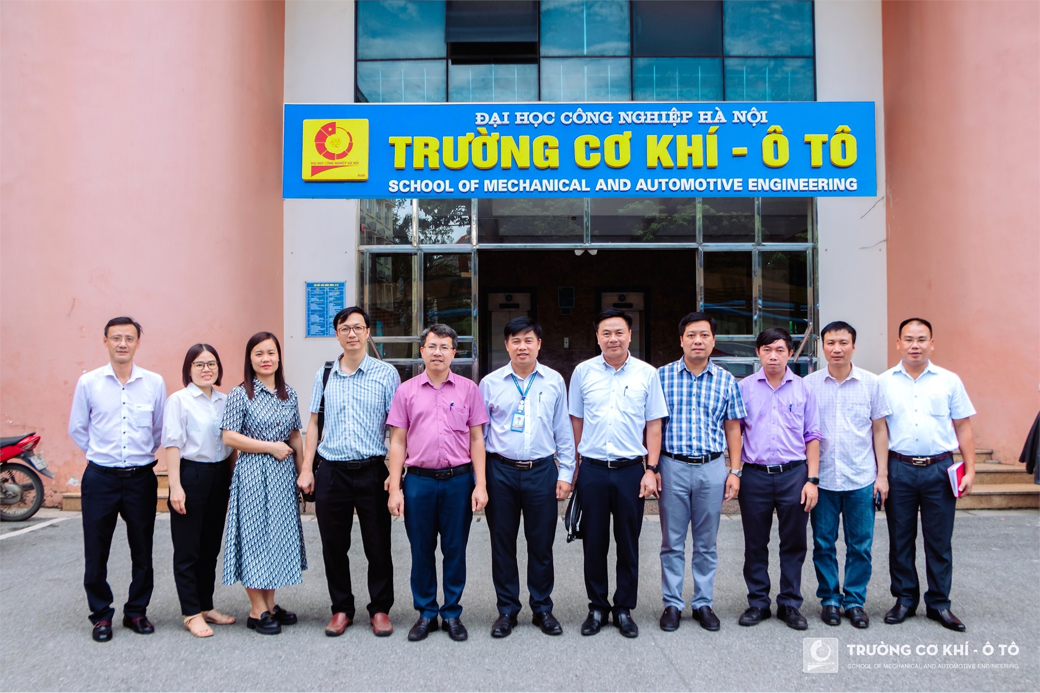 Trường Cơ khí – Ô tô tiếp đón và làm việc với Trường Quốc tế, Đại học Quốc Gia Hà Nội đến tham quan và làm việc