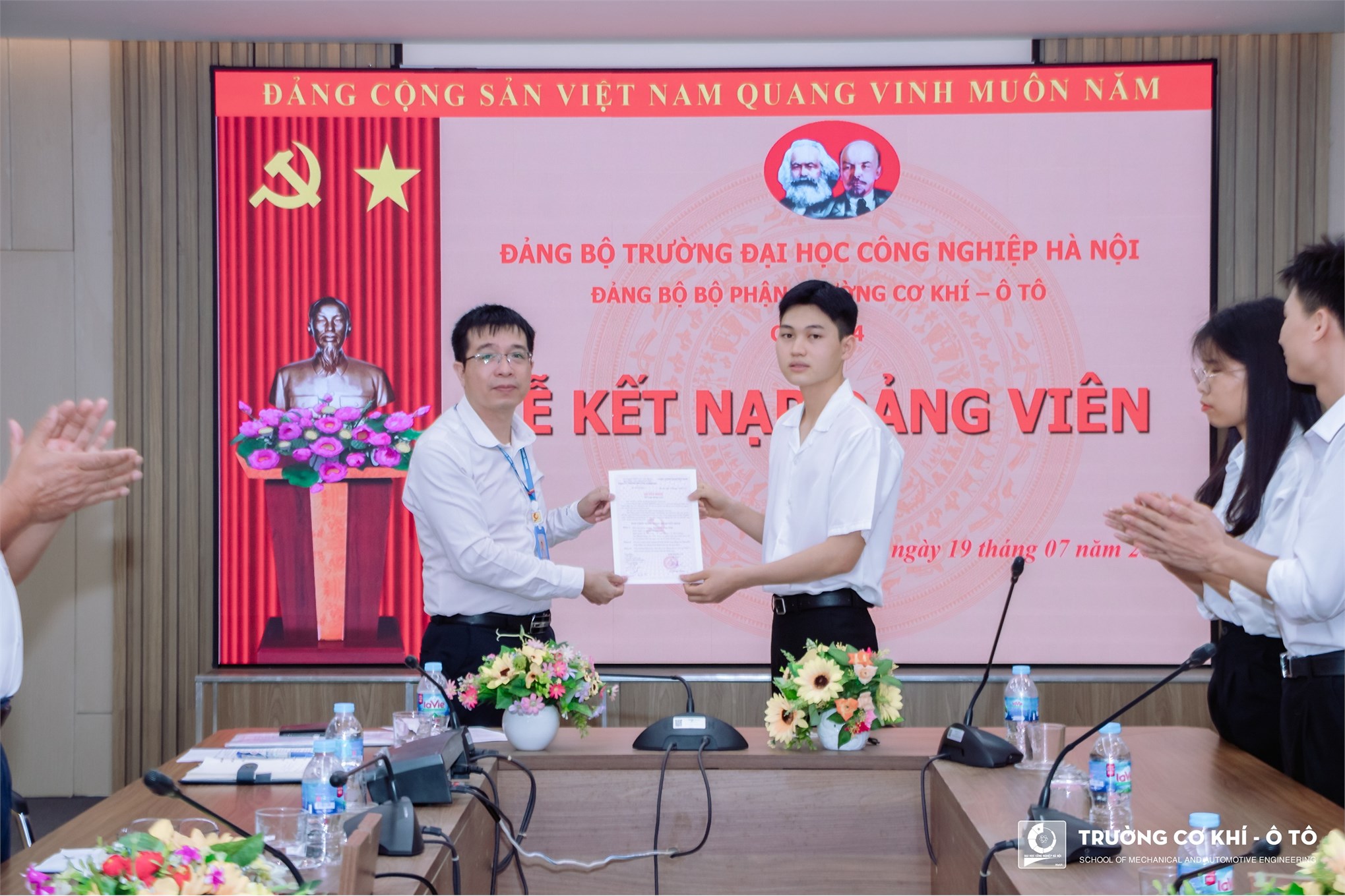 Chi bộ 4 – Đảng bộ Bộ phận Trường Cơ khí – Ô tô tổ chức kết nạp đảng viên mới