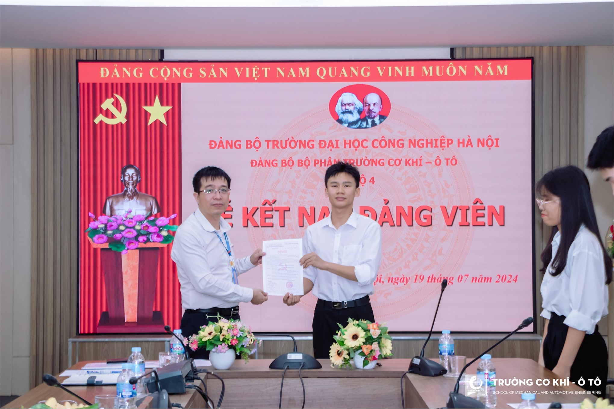 Chi bộ 4 – Đảng bộ Bộ phận Trường Cơ khí – Ô tô tổ chức kết nạp đảng viên mới