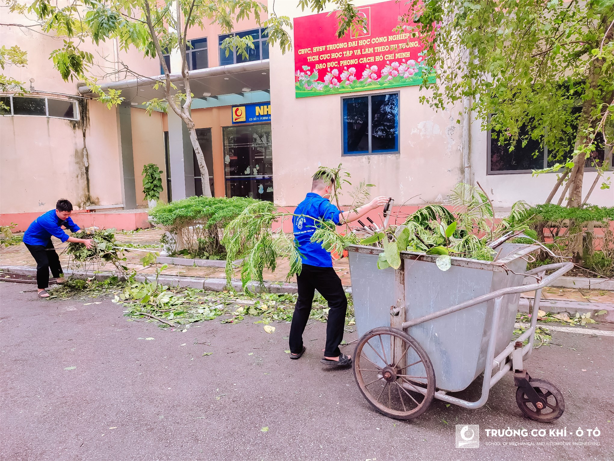 Đội thanh niên tình nguyện Trường Cơ khí – Ô tô tích cực hỗ trợ khắc phục hậu quả bão số 3 tại Đại học Công nghiệp Hà Nội