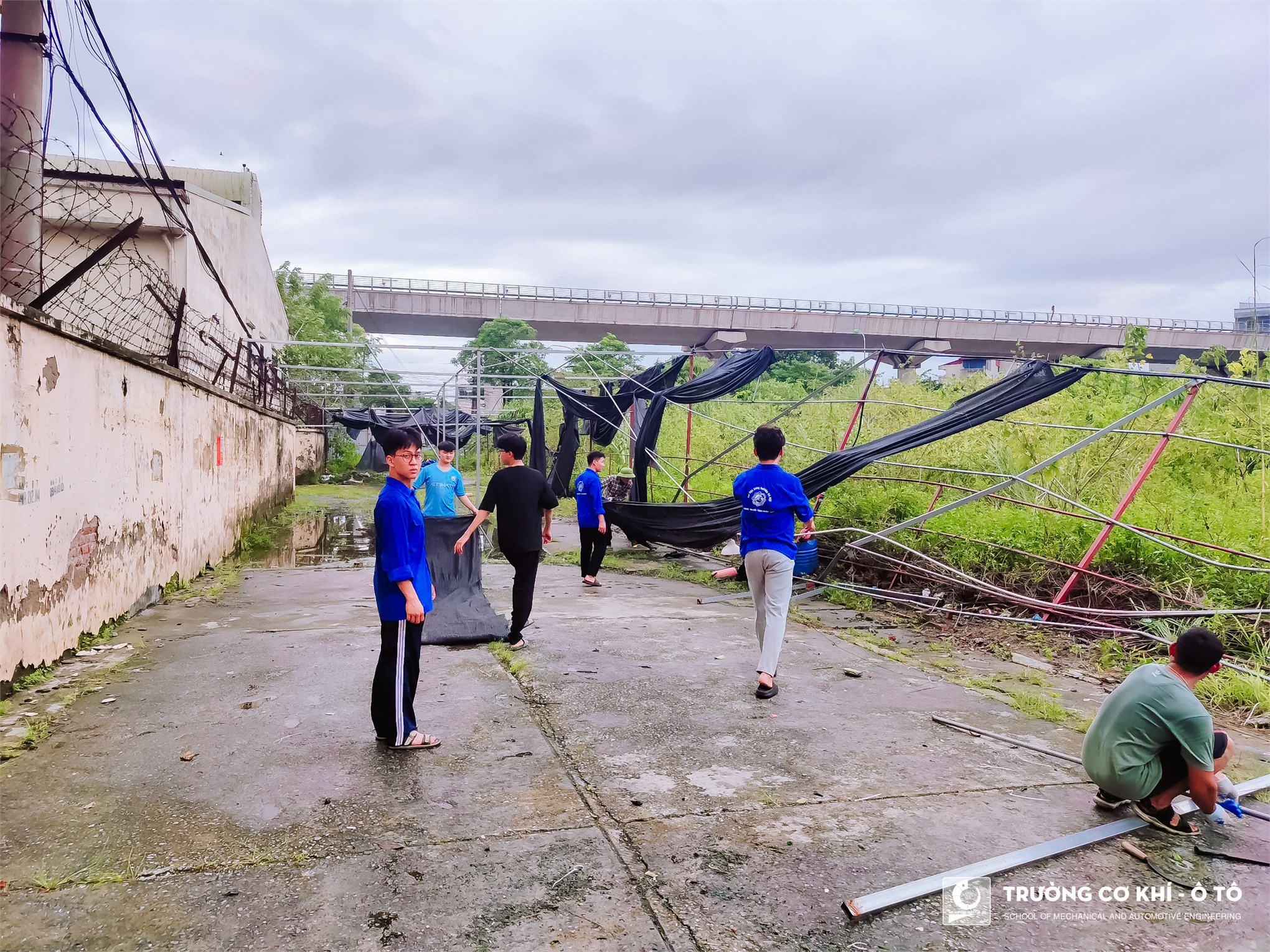 Đội thanh niên tình nguyện Trường Cơ khí – Ô tô tích cực hỗ trợ khắc phục hậu quả bão số 3 tại Đại học Công nghiệp Hà Nội