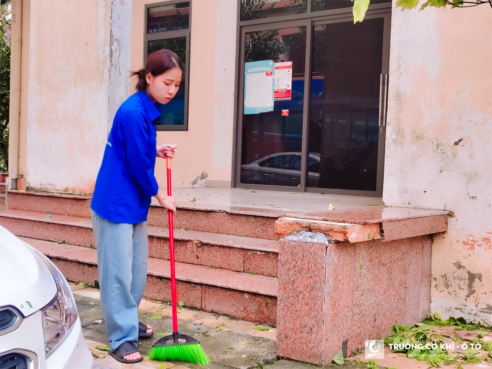 Đội thanh niên tình nguyện Trường Cơ khí – Ô tô tích cực hỗ trợ khắc phục hậu quả bão số 3 tại Đại học Công nghiệp Hà Nội