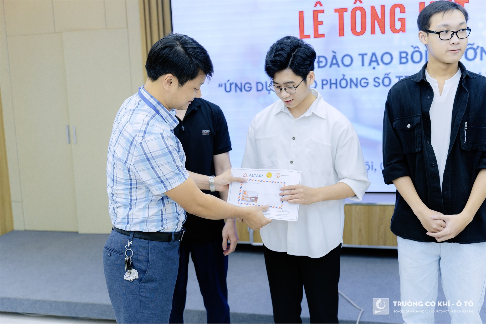 Tổng kết và trao chứng nhận cho sinh viên Trường Cơ khí – Ô tô hoàn thành khóa đào tạo “Ứng dụng mô phỏng số trong lĩnh vực Ô tô”