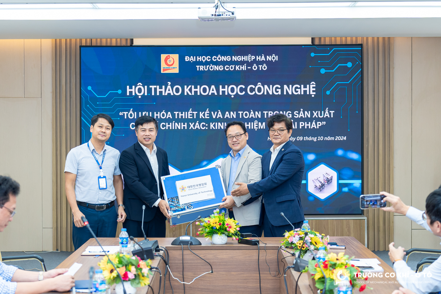 Xuất sắc vượt trội, 2 sinh viên Trường Cơ khí - Ô tô giành học bổng danh giá từ Hiệp hội kỹ sư lành nghề Hàn Quốc