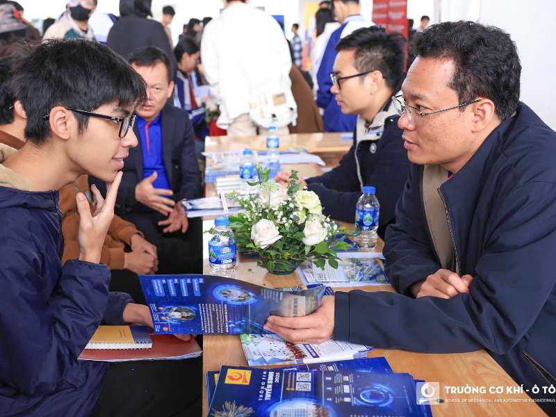 Trường Cơ khí – Ô tô phát triển đào tạo nguồn nhân lực chất lượng cao, hội nhập quốc tế với chương trình đào tạo bằng tiếng Anh