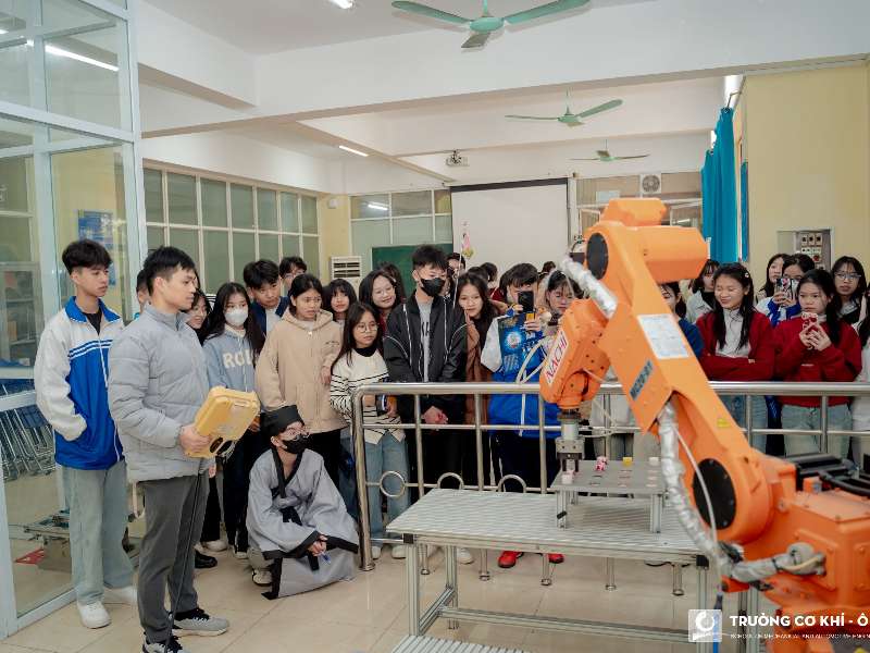 Students of Tan Yen High School No. 2 explored knowledge and technology at the School of Mechanical and Automotive Engineering