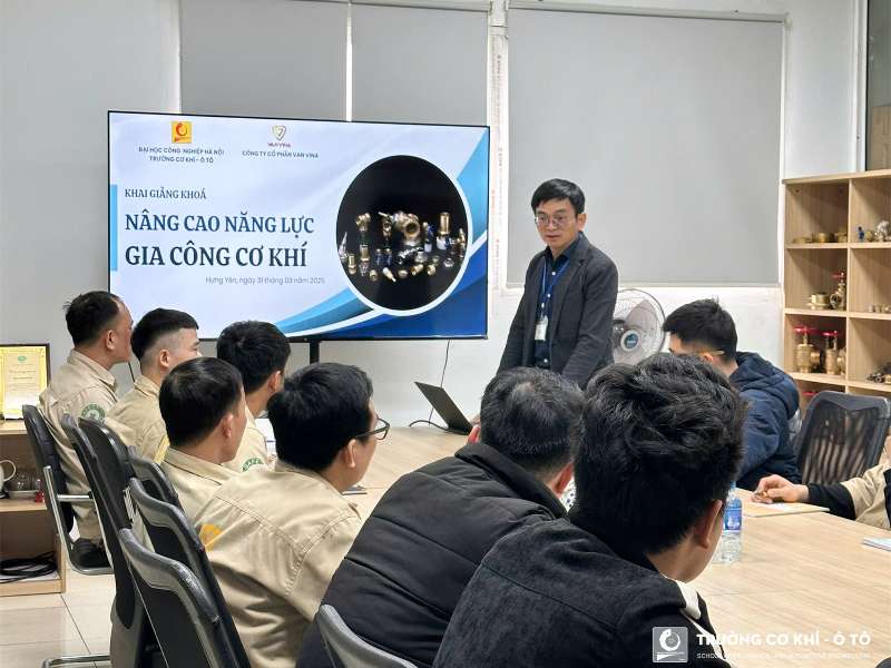 Trường Cơ khí - Ô tô thực hiện chuyển giao công nghệ cho Công ty cổ phần Van Vina